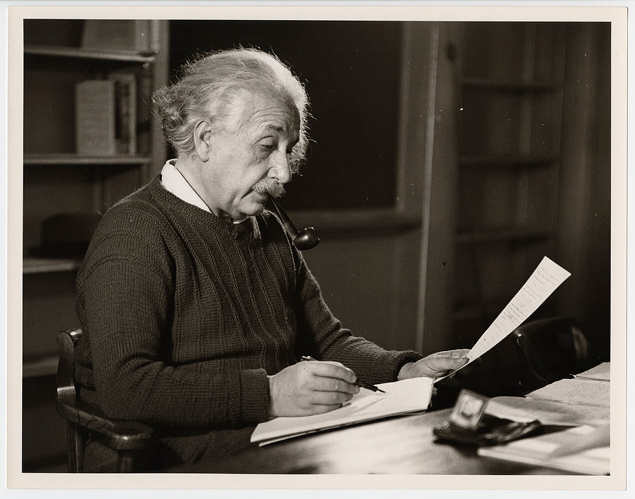 Photograph [2016-6-10]: [Albert Einstein in his office, Princeton University, New Jersey], 1942, Roman Vishniac