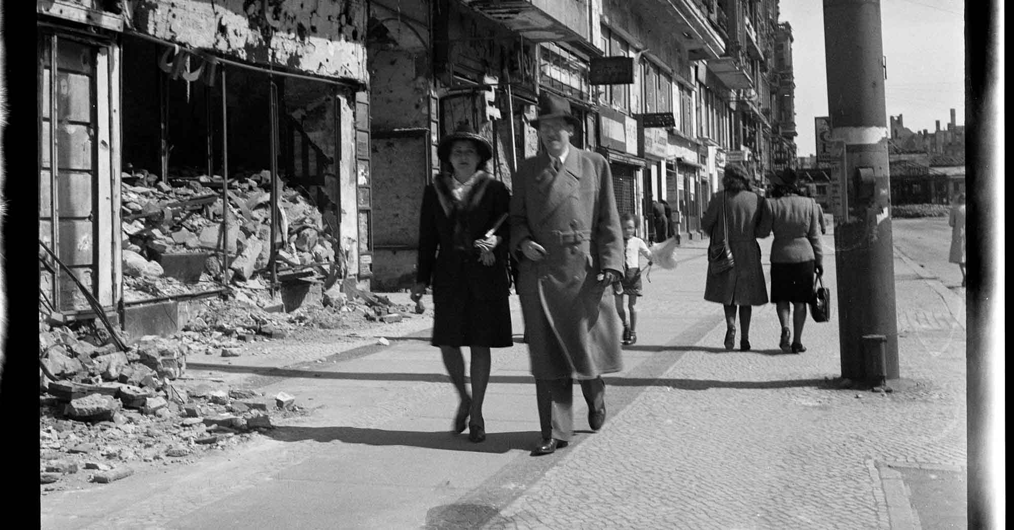 Roman Vishniac, Promenade through the ruins, Berlin 1947